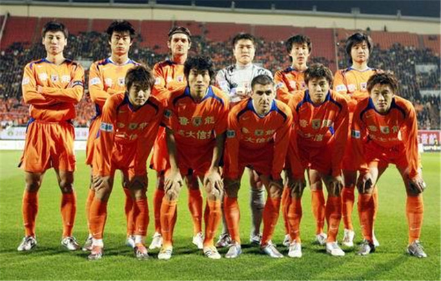 骑士新赛季表现下滑，爆冷输给马刺，主场优势助力取胜，马刺虽缺主力仍保持竞争力。